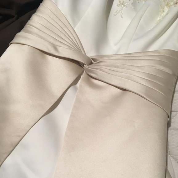 New wedding dress - Picture 8 of 8